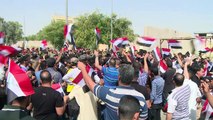 Manifestantes deixam prédio do Parlamento iraquiano após invasão