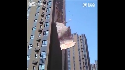 風が吹くと外壁が剥がれるwwwww