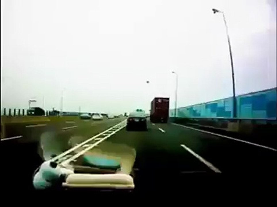 Waspadalah Saat Membawa Mobil Di Samping Truk Kontainer.