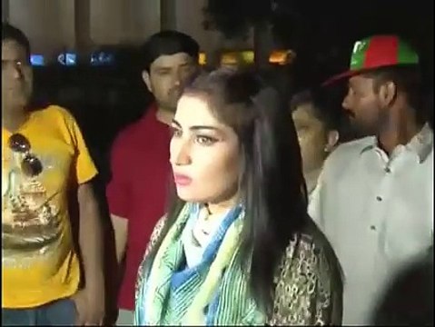 Qandeel Baloch crying for Imran Khan outsite PTI Jalsa in Lahore