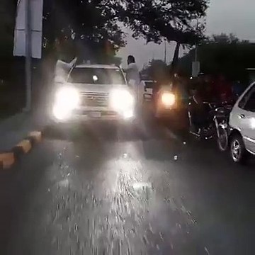 Despite Life Threats there is no Protocol! Imran Khan Drives his Car without any Protocol on Mall Road Lahore today