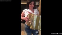 UNA MUJER TOCANDO UN ACORDEON GENERANDO LA MEJOR MUSICA RANCHERA EN MEXICO TALENTO ARTISTICO MAYO 2016