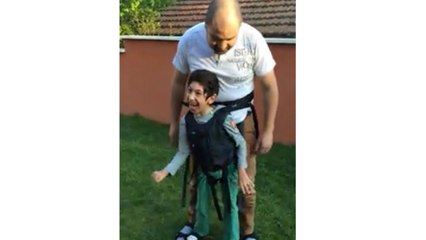 Un enfant handicapé marche pour la première fois...