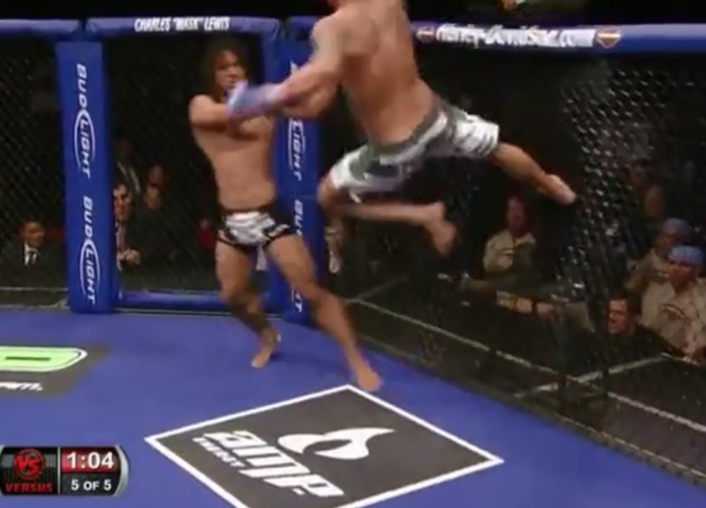 "UFC " Il lâche un coup de pied Ninja en s’aidant de la cage