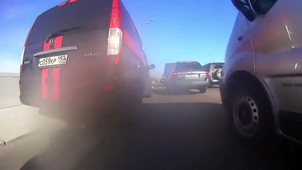 Ce gars remonte les bouchons en moto à une allure démentielle