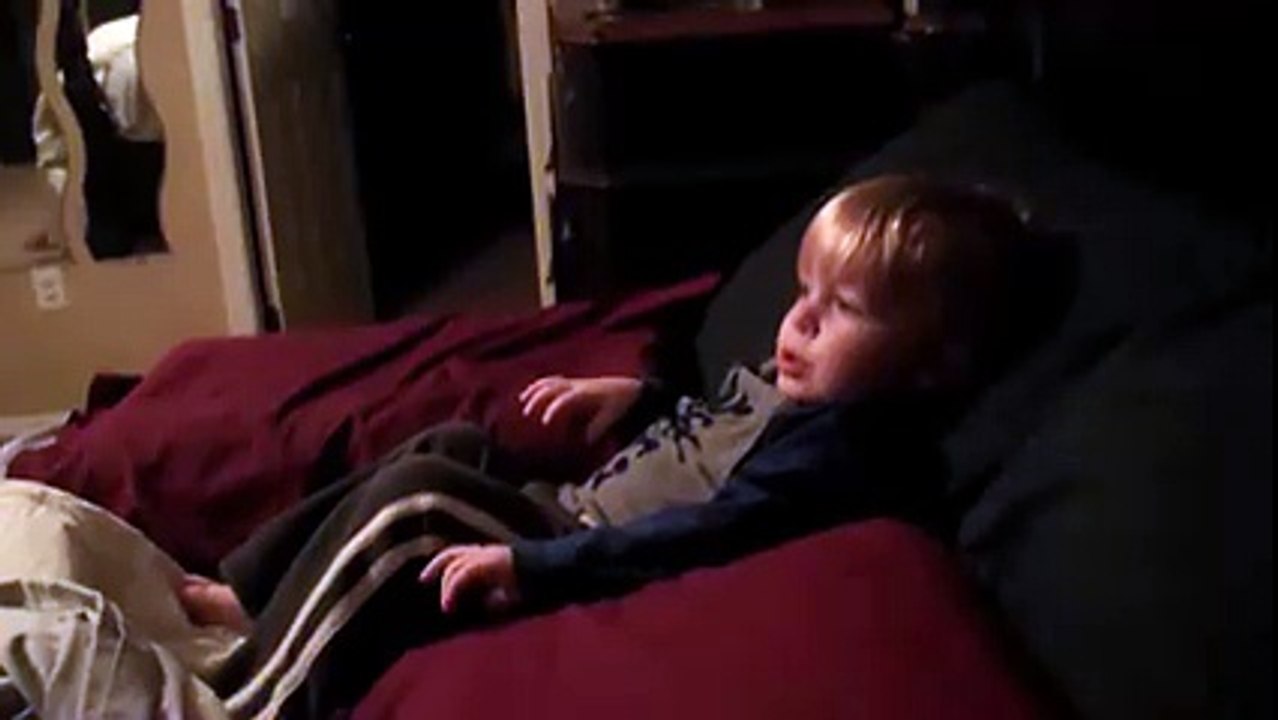 Ce gamin vient de voir un T-Rex à la télé... Et il devient fou!!!