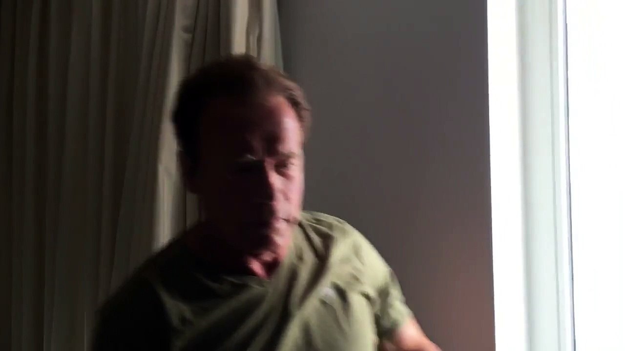 Arnold Schwarzenegger réveille un inconnu... Ahaha