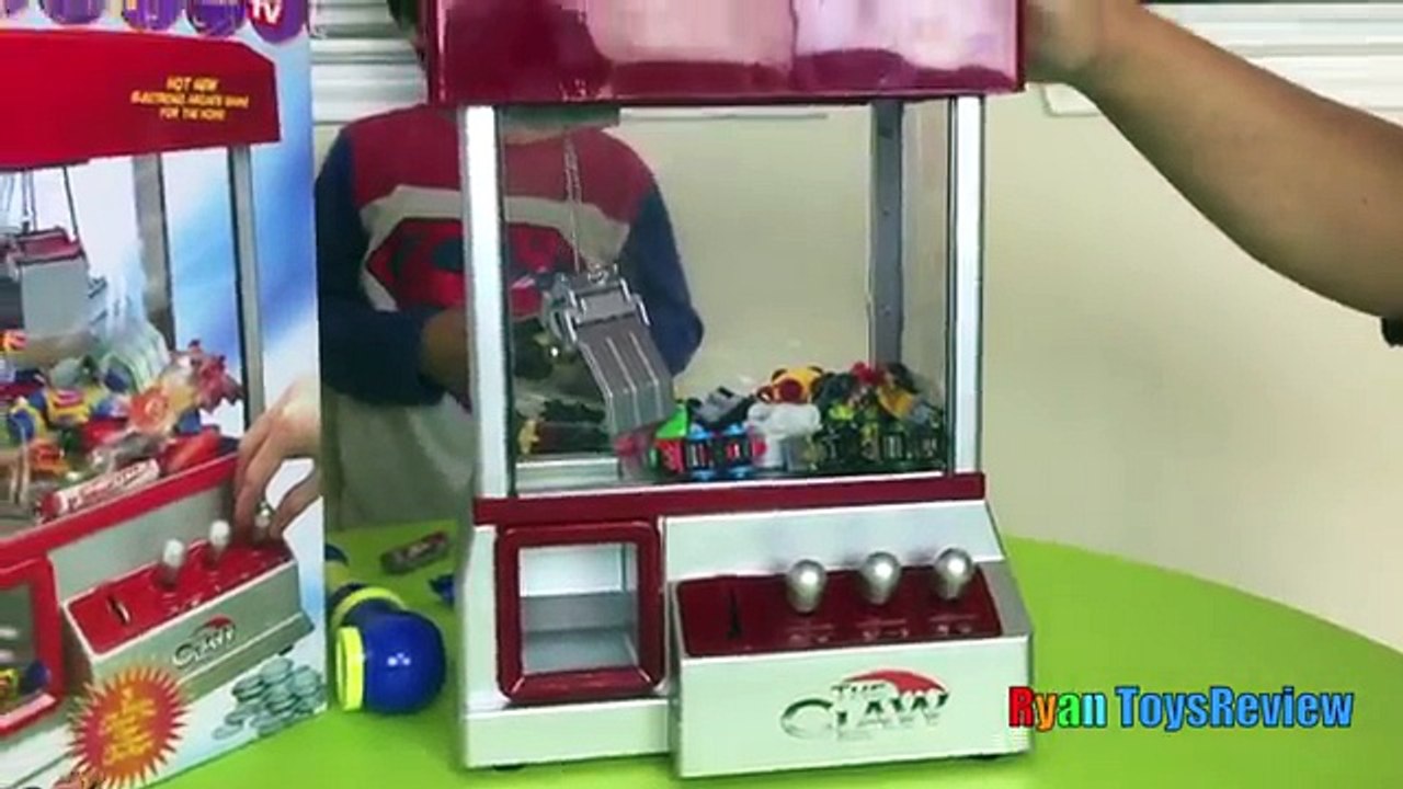 Thomas and Friends Surprise Toys Challenge The Claw Arcade Crane Game Thomas Minis Kinder Egg