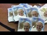 Roma - Sequestrati 340mila souvenir falsi con immagine di Papa Francesco (02.05.16)