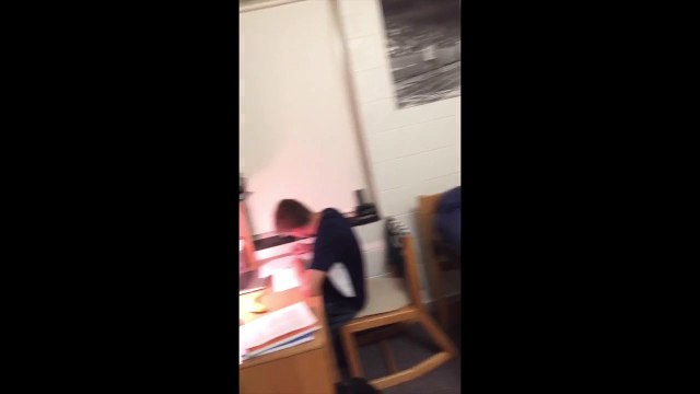 Un étudiant s’amuse à faire des frayeurs à son coloc.