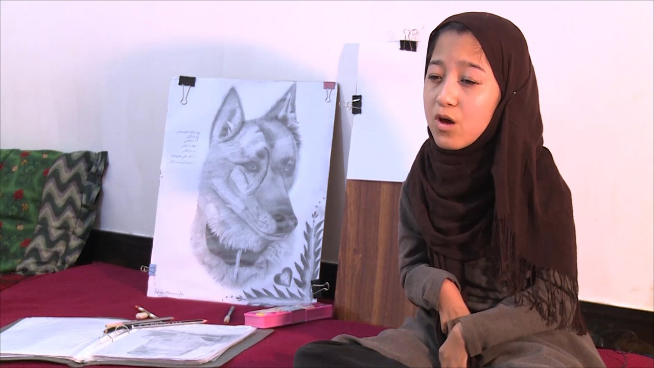 هذه قصتي.. أفغانية تبدع في الرسم بالفم