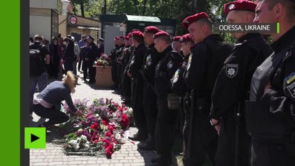 La population interdite d'accès au site du massacre d'Odessa