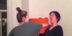 Deux femmes se frappent dessus pour s’amuser (vidéo)