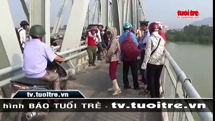 Mẹ ôm con gái 4 tháng tuổi nhảy cầu Bến Thủy tự vẫn