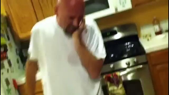 Avverte un fastidioso ronzio nell' orecchio: Guardate cosa estrae il medico...