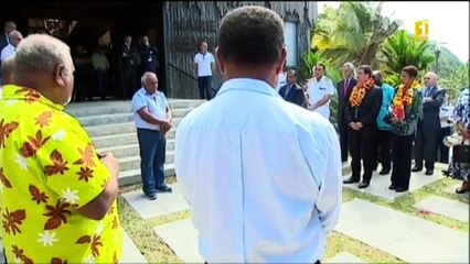 Manuel Valls reçoit une hache de guerre en cadeau : "Ça peut être utile"