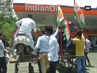 Bhopal: Congress chants 'Shivraj-Modi shame-shame' over fuel hike