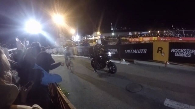 Une moto à l'arrêt provoque un gros crash pendant une course cycliste à New York