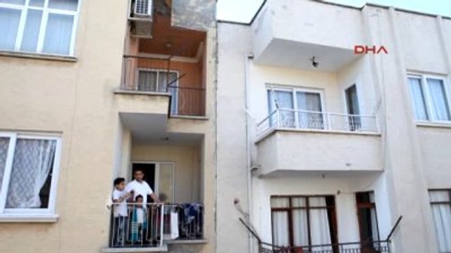 Mersin Kanadından Asılı Olarak Kalan Ebabil Kuşunu İtfaiye Kurtardı