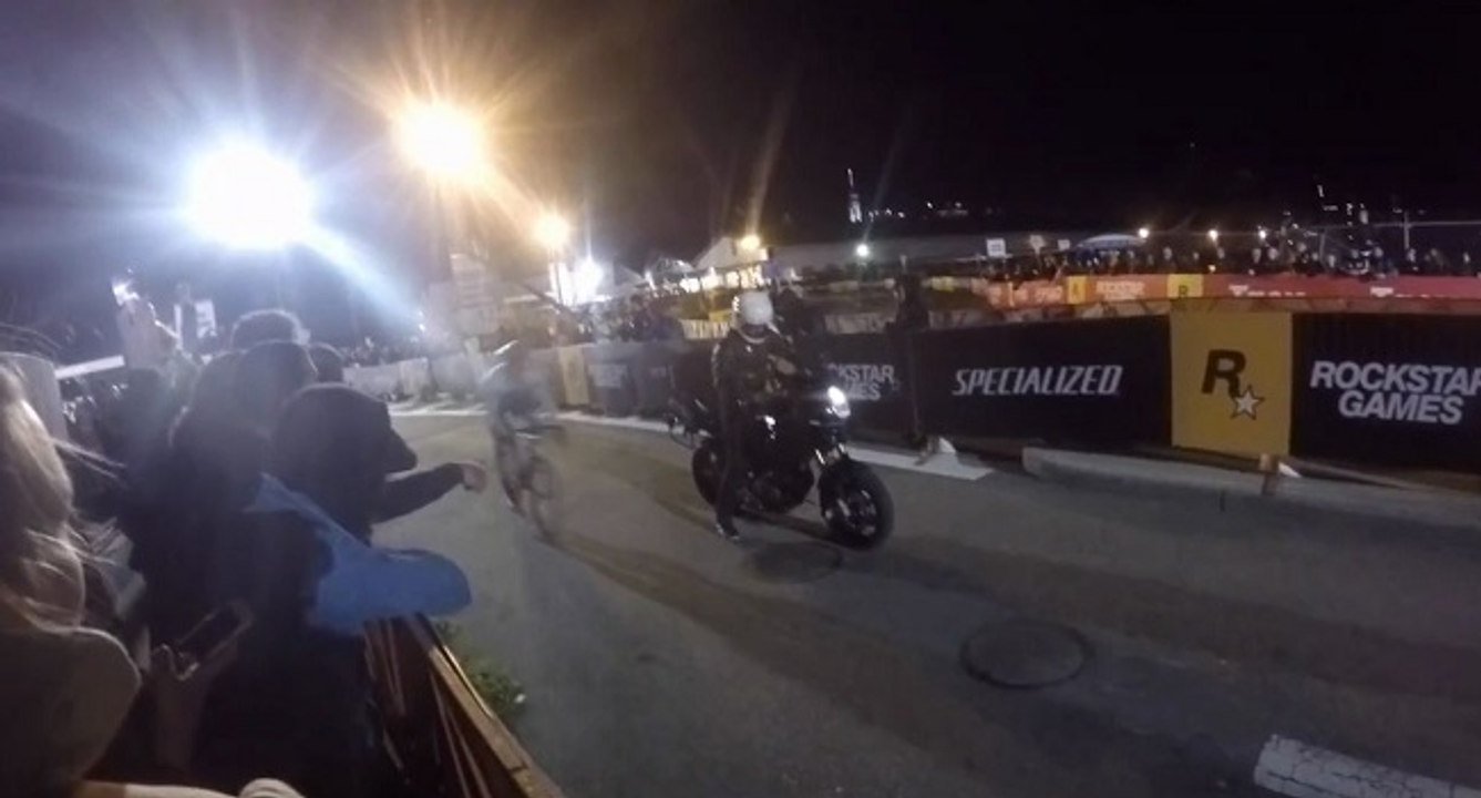 Une moto cale sur la route et provoque un gros accident avec des cyclistes