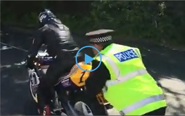 Quand la police aide à démarrer des motos 2T de GP... sur route !