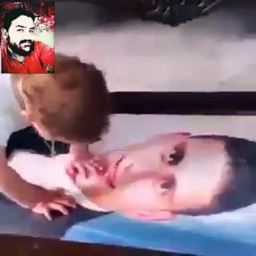 ﺍﯾﮏ ﺷﺎﻣﯽ ﺑﭽﯽ ﺟﺲ ﻧﮯ ﻻﮐﮭﻮﮞ ﻟﻮﮔﻮﮞ ﮐﻮ ﺭﻻ ﺩﯾﺎ۔ ﺍﭘﻨﮯ ﺷﮭﯿﺪ ﺑﺎﭖ ﮐﯽ ﺗﺼﻮﯾﺮ ﮐﻮ ﺩﯾﮑﮫ ﮐﺮ ﺑﺎﺗﯿﮟ ﮐﺮ ﺭﮨﯽ ﮨﮯ۔