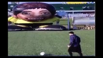 Messi enfrenta desafio com goleiro inflável gigante em programa de TV japonês