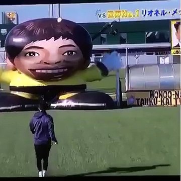 Lionel Messi Vs gardien de but géant ! Quel talent