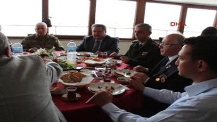 Burdurlu Taksiciler 1 Günlük Gelirlerini Şehit Ailelerine Teslim Etti