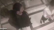 Molestata in ascensore, si difende e lo massacra di botte