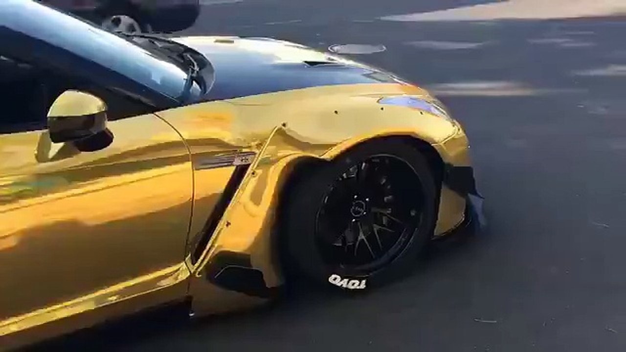 Golden nissan gtr