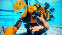 Un robot humanoide explore une épave sous marine piloté comm