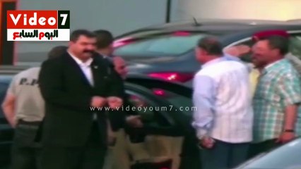 الرئيس السيسى يقف فى طابور الكارتة ويصافح المواطنين عند بوابات الإسكندرية