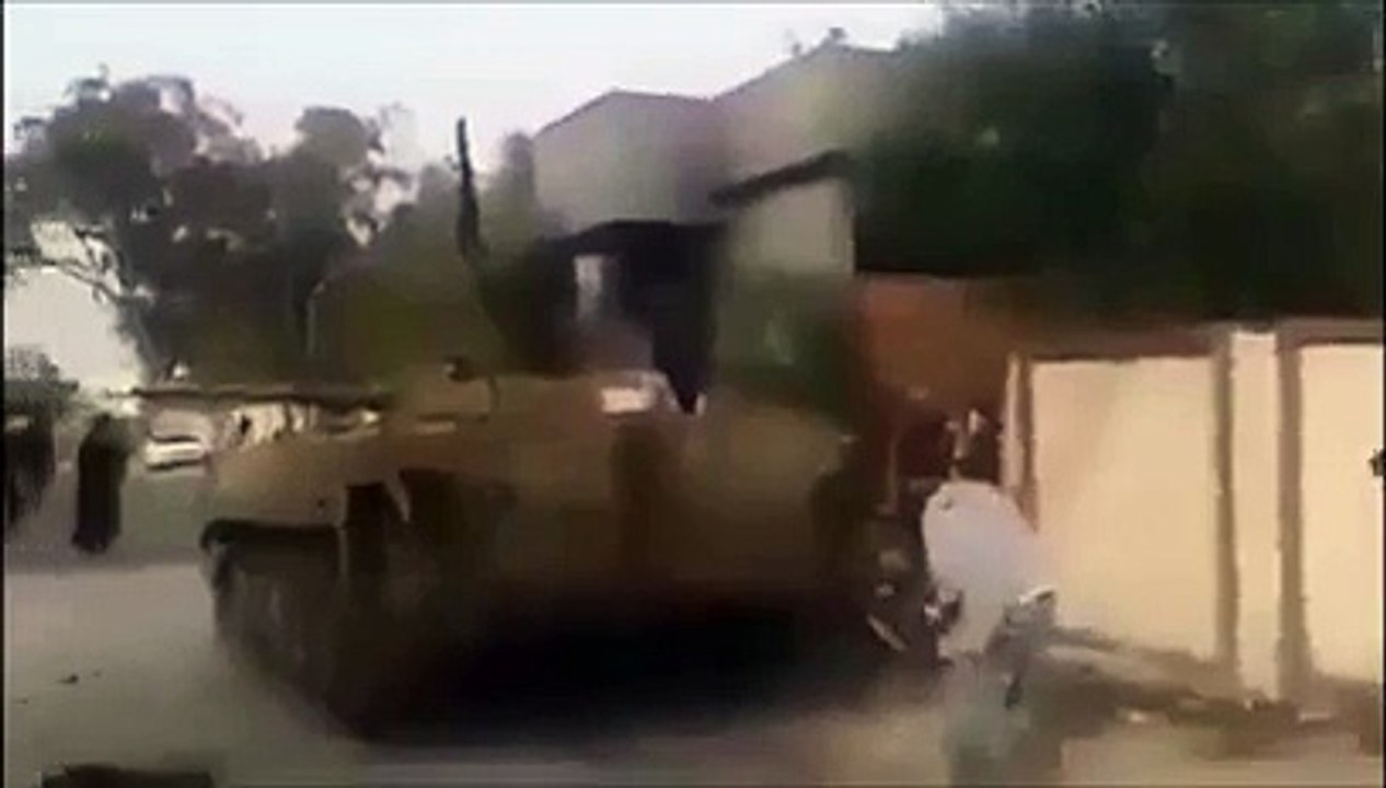 Un soldat libyen avec des rollers au pied