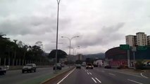 En pleno día las luces de la autopista Valle-Coche permanecen encendidas