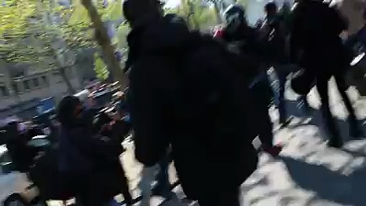 Un homme se fait attaquer par un CRS parce qu'il film une manifestation