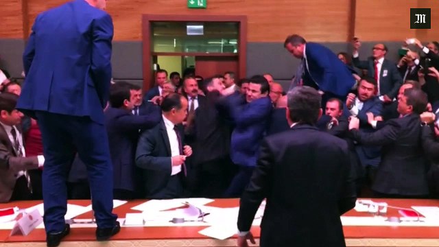 Violente bagarre au parlement turc