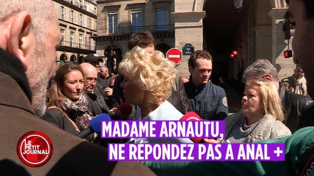L'équipe du Petit Journal prise à partie par les militants FN - Le Petit Journal du 02/05 - CANAL+