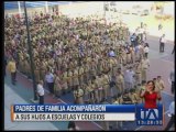 Padres de familia acompañaron a sus hijos en el primer día de clases.