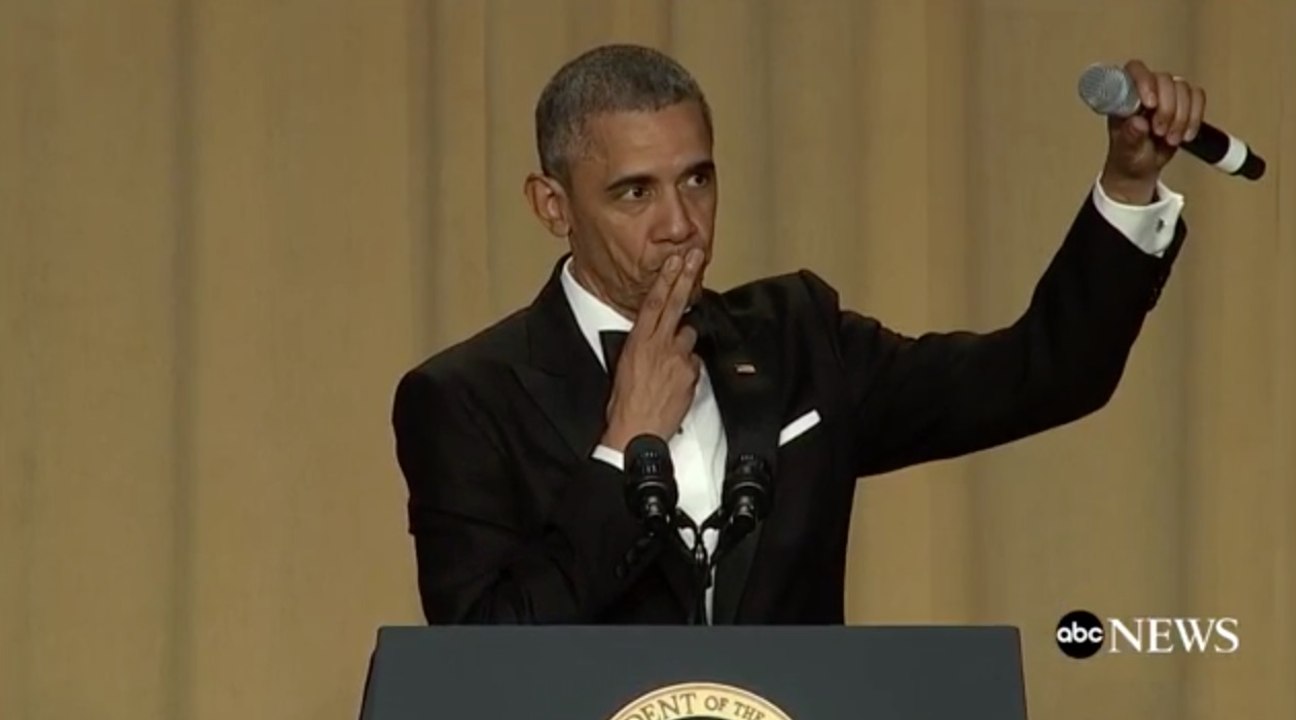 Obama se lâche pour son dernier dîner des correspondants et termine son show par un "mic drop" VOSTFR