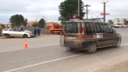 Sakarya Kamyonet Otomobile Çarptı: 1 Ölü, 1 Yaralı