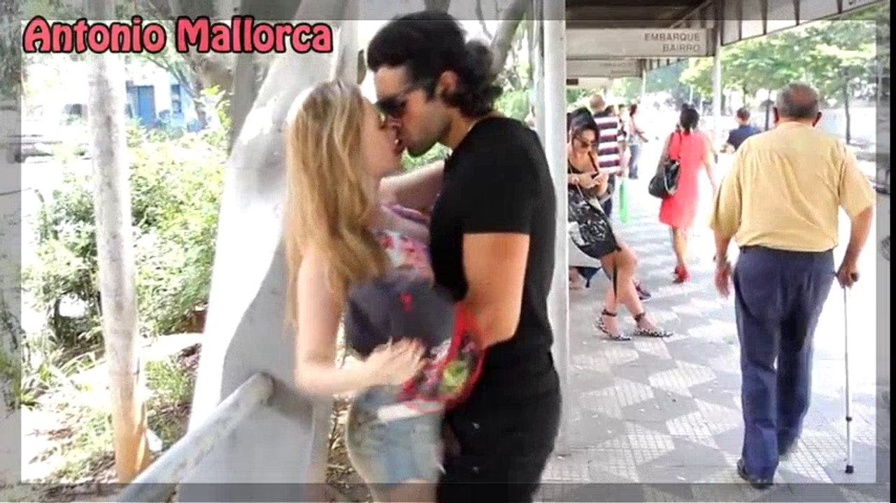 Besos Broma - PARADA de AUTOBÚS de la EDICIÓN | HD