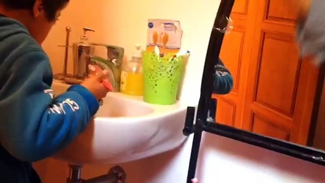 Tijani veille à ce que les enfants prennent conscience de l'exigence de se laver les dents