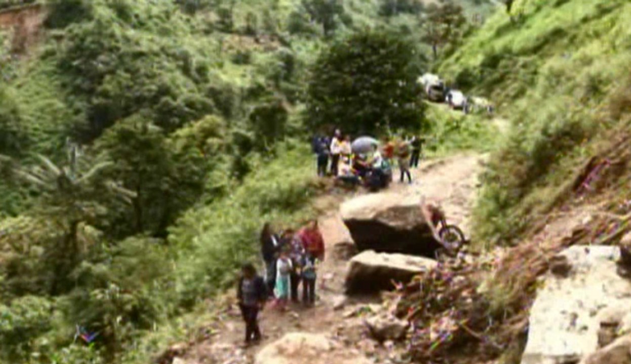 Derrumbe deja 4.000 personas incomunicadas en Cotopaxi