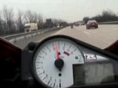 Suzuki GSXR 1000 vs Yamaha R1