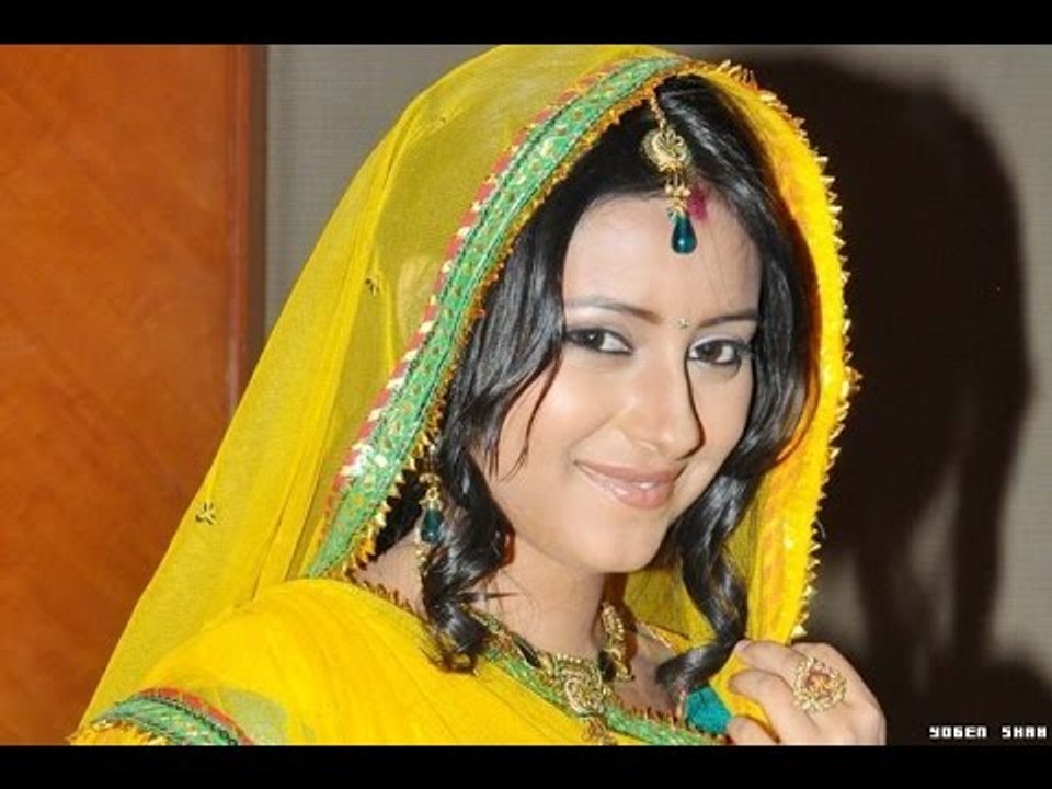 'Balika Vadhu' fame Pratyusha Banerjee commits suicide !