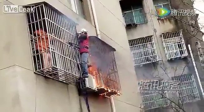 Un homme sauve une femme prise au piège