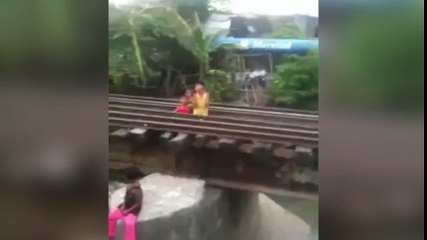 Niños filipinos arriesgan su vida en las vías del tren