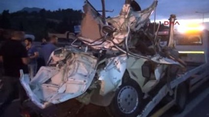 İzmir'de Zincirleme Trafik Kazası 1'i Ağır 4 Yaralı