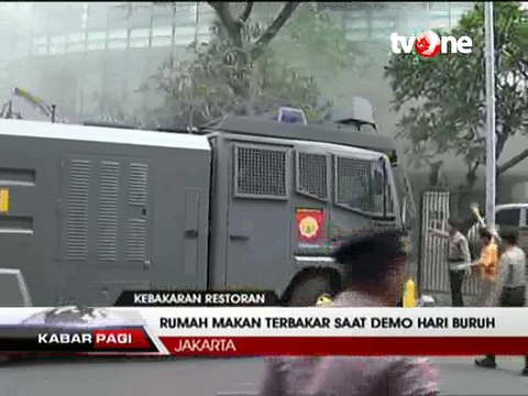 'Water Cannon' Bantu Padamkan Kebakaran Restoran